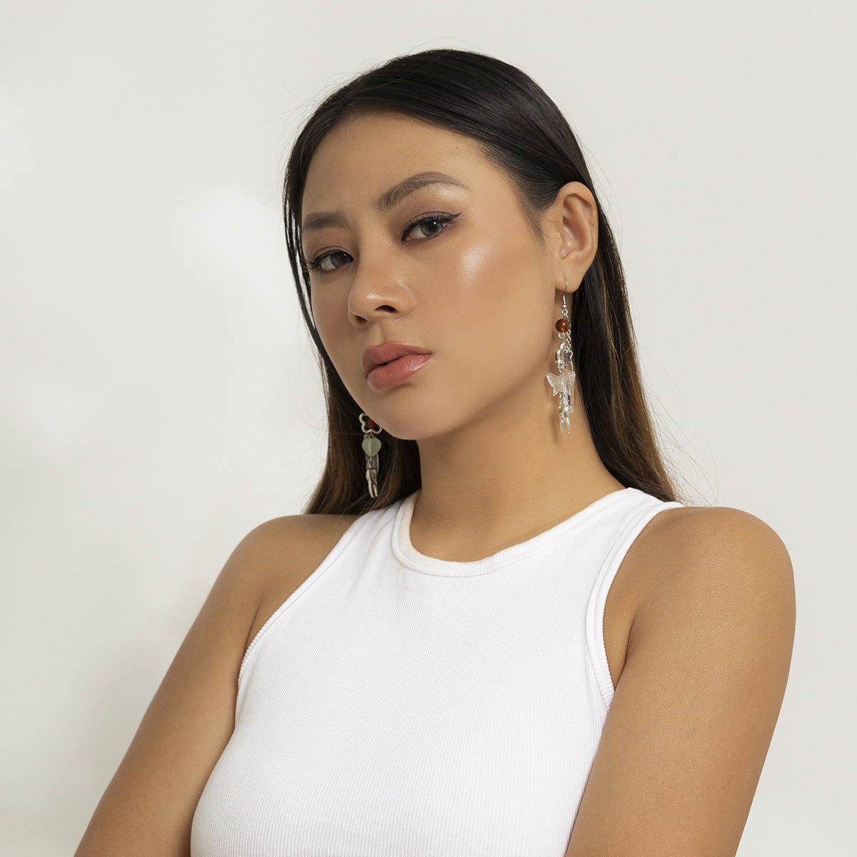 Pendientes de Mariposa Asimétricos Minimalistas para Mujer de Aleación con Circonita Cúbica Cortada con Láser y Acabado Galvanizado