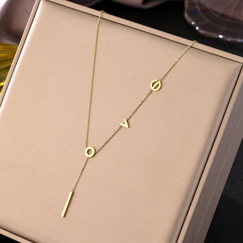 Elegante Collar con Colgante de Letra LOVE para Mujer en Acero de Titanio con Chapado en Oro de 18K, Cadena O, Diseño de Tipografía Minimalista