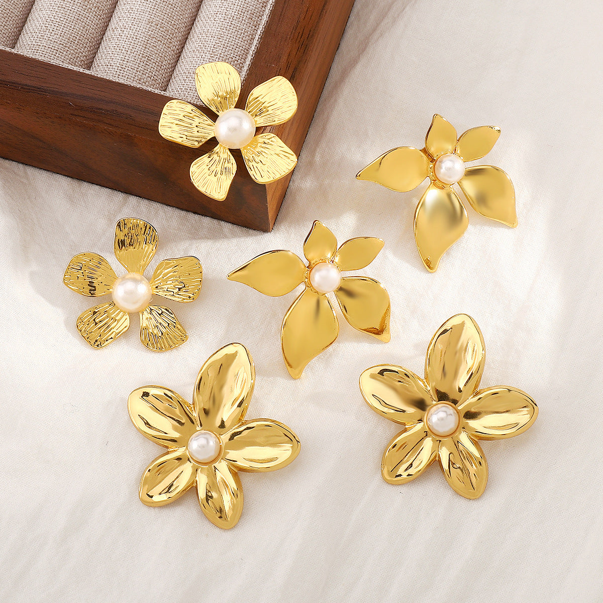 Pendientes minimalistas de acero inoxidable con diseño floral vintage, baño de oro de 14 quilates e incrustaciones de perlas