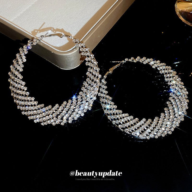 Orecchini a perno di lusso con lega geometrica irregolare e intarsio di strass, placcati argento, alla moda e versatili da donna