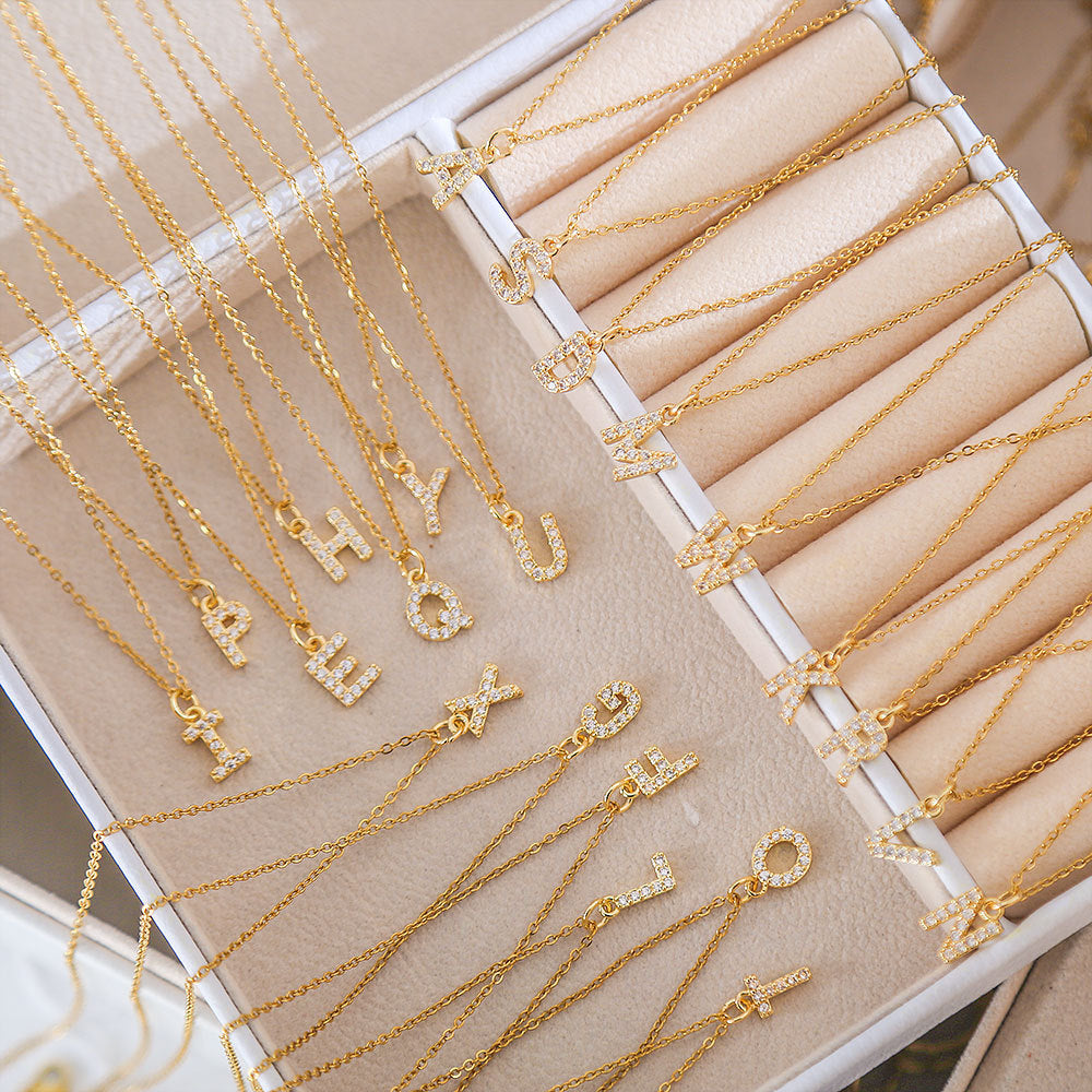 Collar con colgante de cadena de serpiente de oro chapado en acero titanio con forma de letra minimalista para mujer con incrustaciones de circonita cúbica