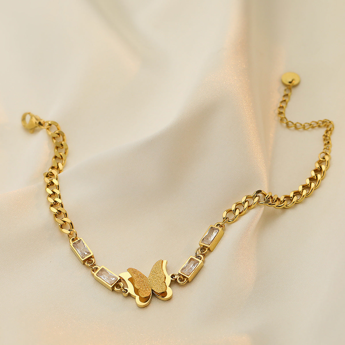 Bracciale da donna in acciaio al titanio con farfalla minimalista, placcatura in oro e intarsio di zirconi