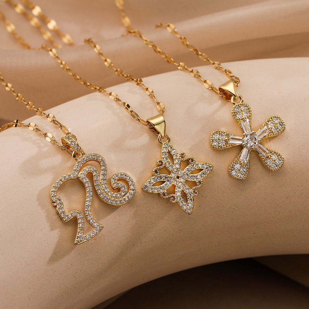 Collana pendente geometrica minimalista da donna in ottone con placcatura in oro vero e intarsi in zirconi