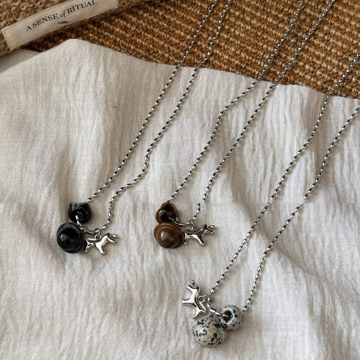 Collana con ciondolo a campana con Occhio di Tigre geometrico stile Old Money da donna, catena minimalista per maglione