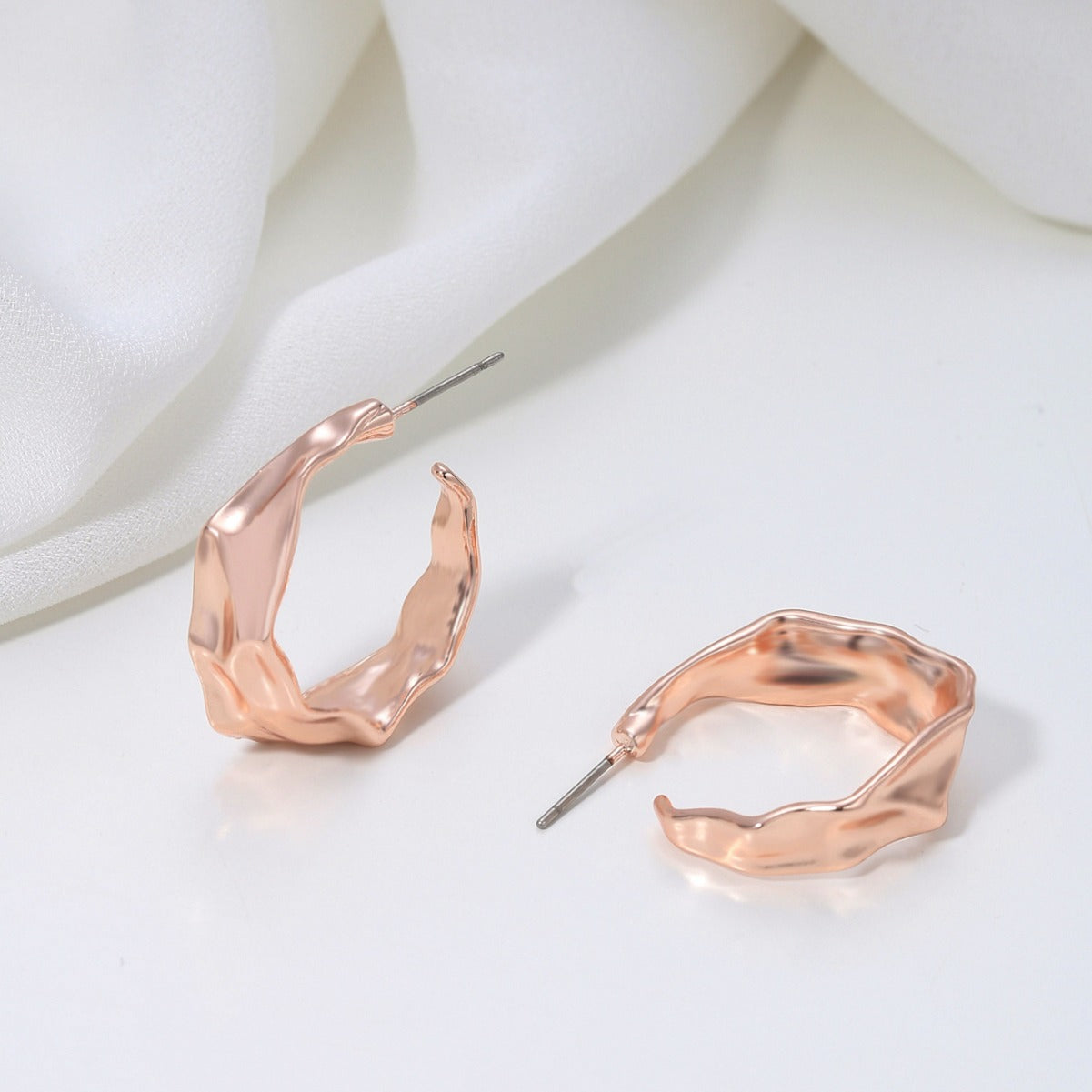 Pendientes de aleación con diseño geométrico minimalista en forma de U para mujer con acabado galvanizado y líneas limpias
