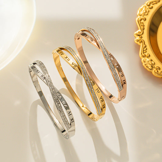 Bracciale Minimalista in Acciaio al Titanio con Numeri Romani e Croce per Donna, con Intarsi in Zircone e Placcatura in Oro Rosa