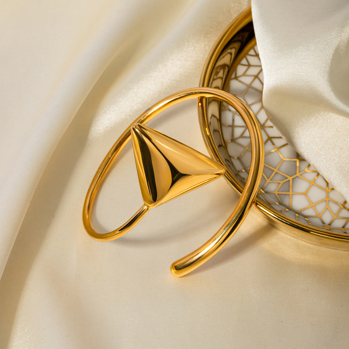 Bracciale a Bobina con Triangolo Geometrico in Acciaio Inossidabile Placcato Oro 18K Lusso Minimalista