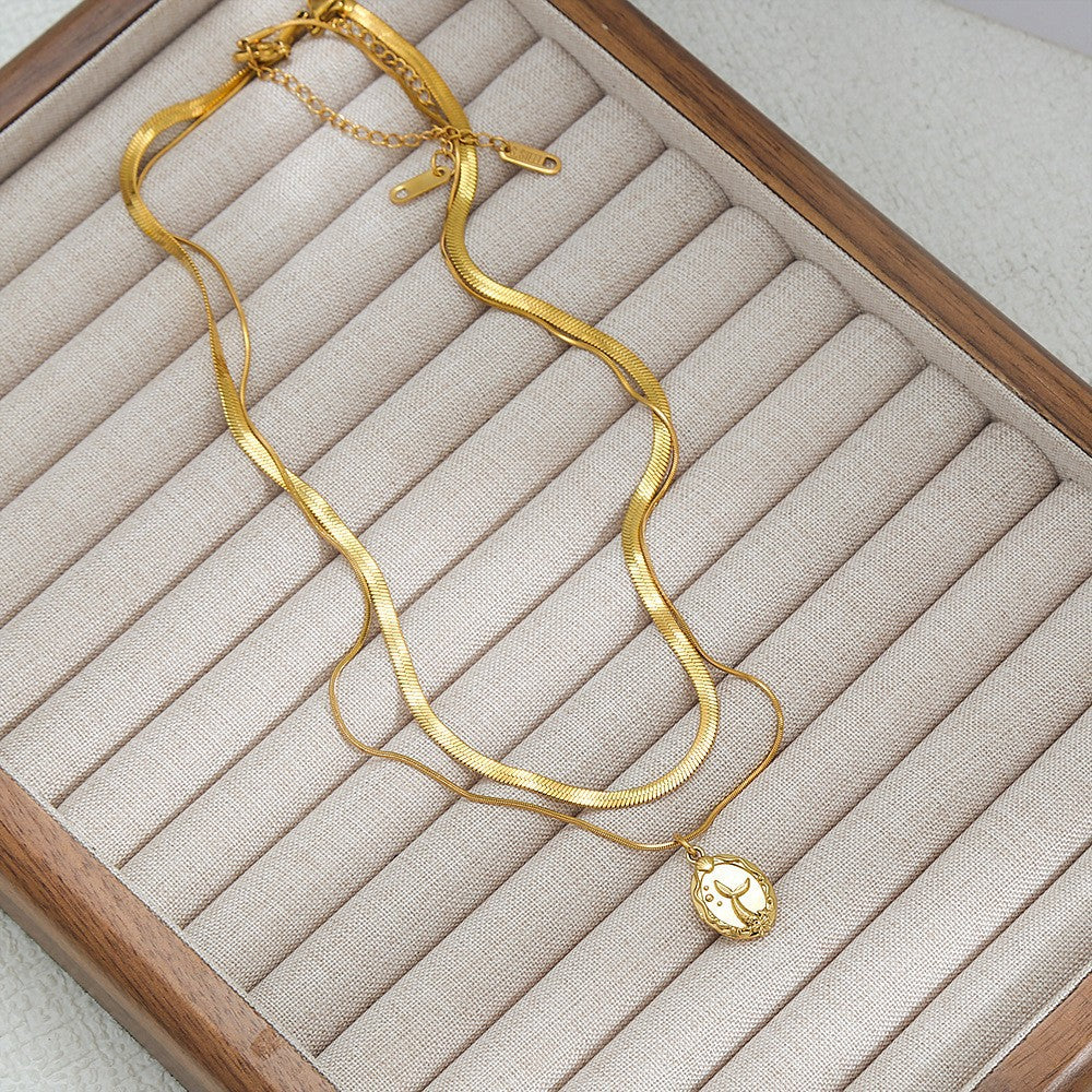 Collana corta a strati in acciaio inossidabile placcato con ciondolo a rosa floreale minimalista da donna con catena a lama