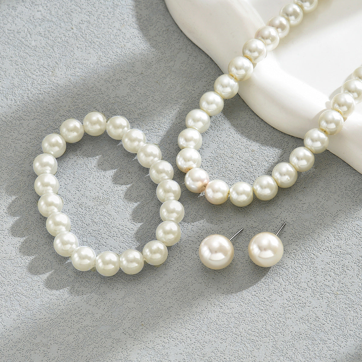 Set di Collana di Perle Minimalista Luxe con Pendente in Madreperla, Design Geometrico, Catena di Perle, Orecchini e Bracciale Abbinati per Donne