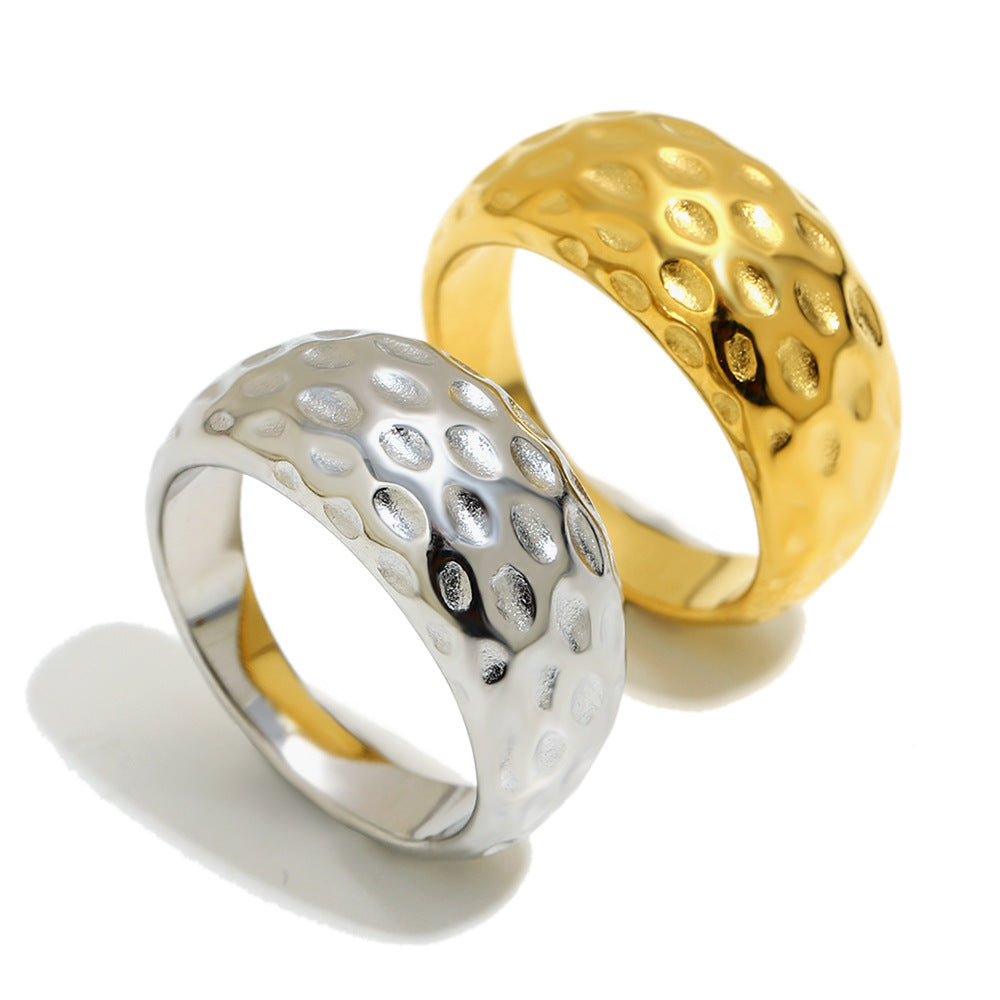 Anello da donna minimalista in acciaio inossidabile martellato con design lineare e placcatura in oro 18 carati