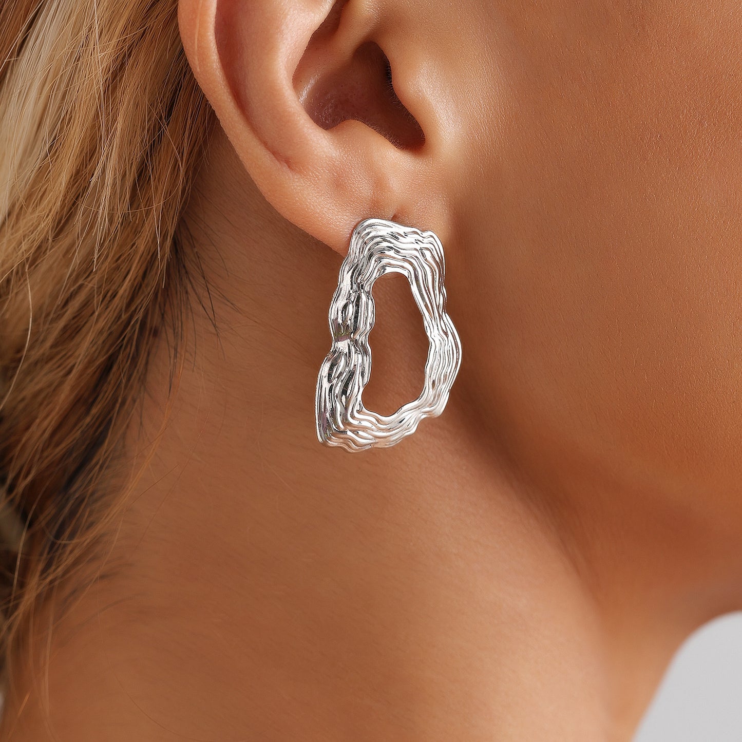 Pendientes minimalistas de círculo ondulado irregular para mujer, chapados en aleación, geométricos con patrón de ondas de agua texturizadas
