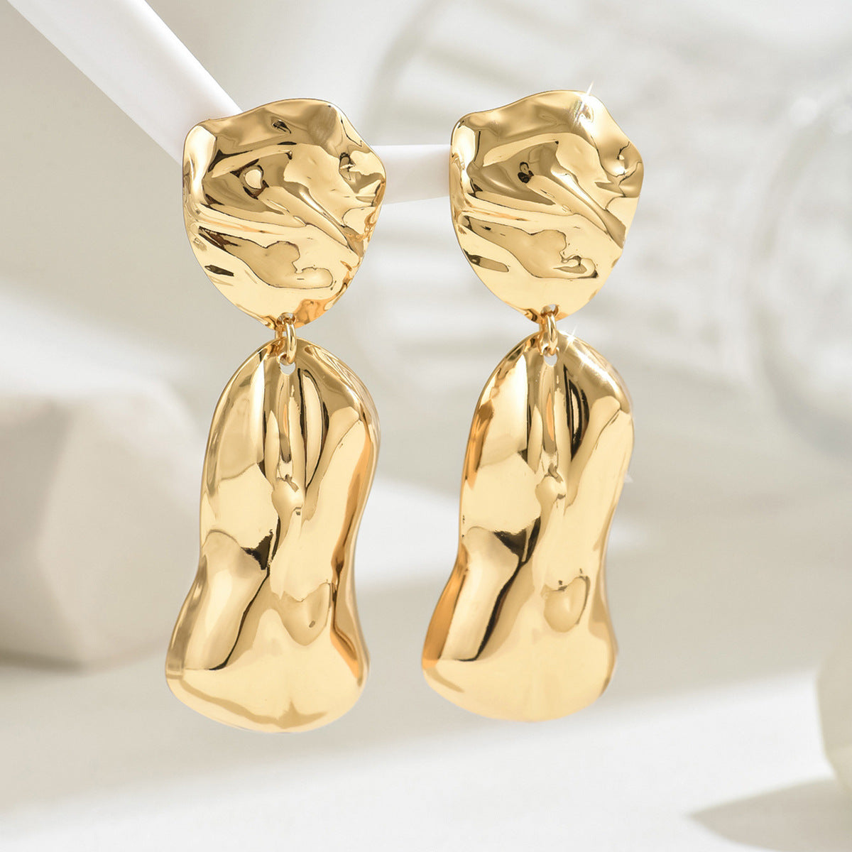 Pendientes de tuerca minimalistas geométricos de metal doblado para mujer con acabado galvanizado