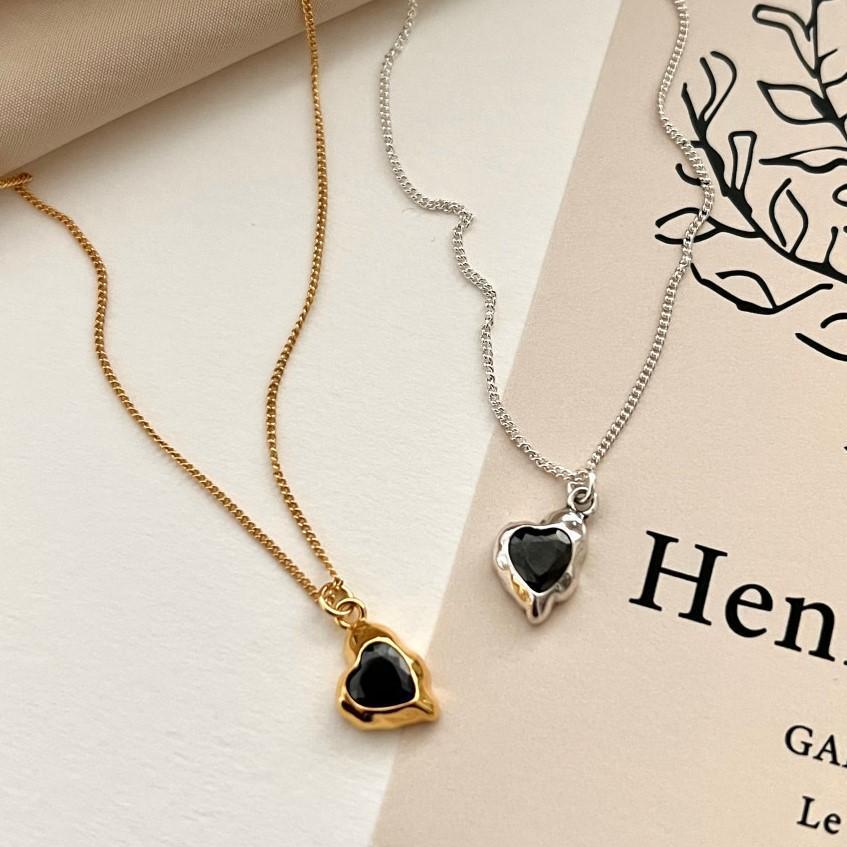 Collana Minimalista a Cuore in Argento Sterling 925 con Intarsio in Zirconia Nera, Delicata Catena di Perline, Elegante Ciondolo Geometrico
