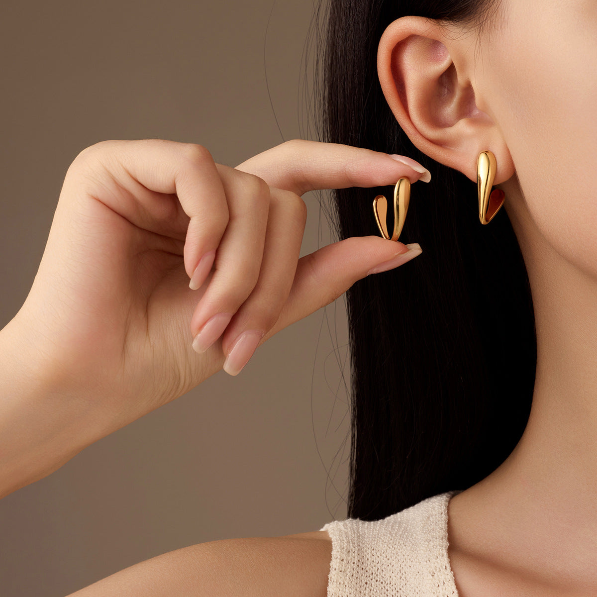 Pendientes Minimalistas de Titanio en Forma de V con Acabado Chapado para Mujer
