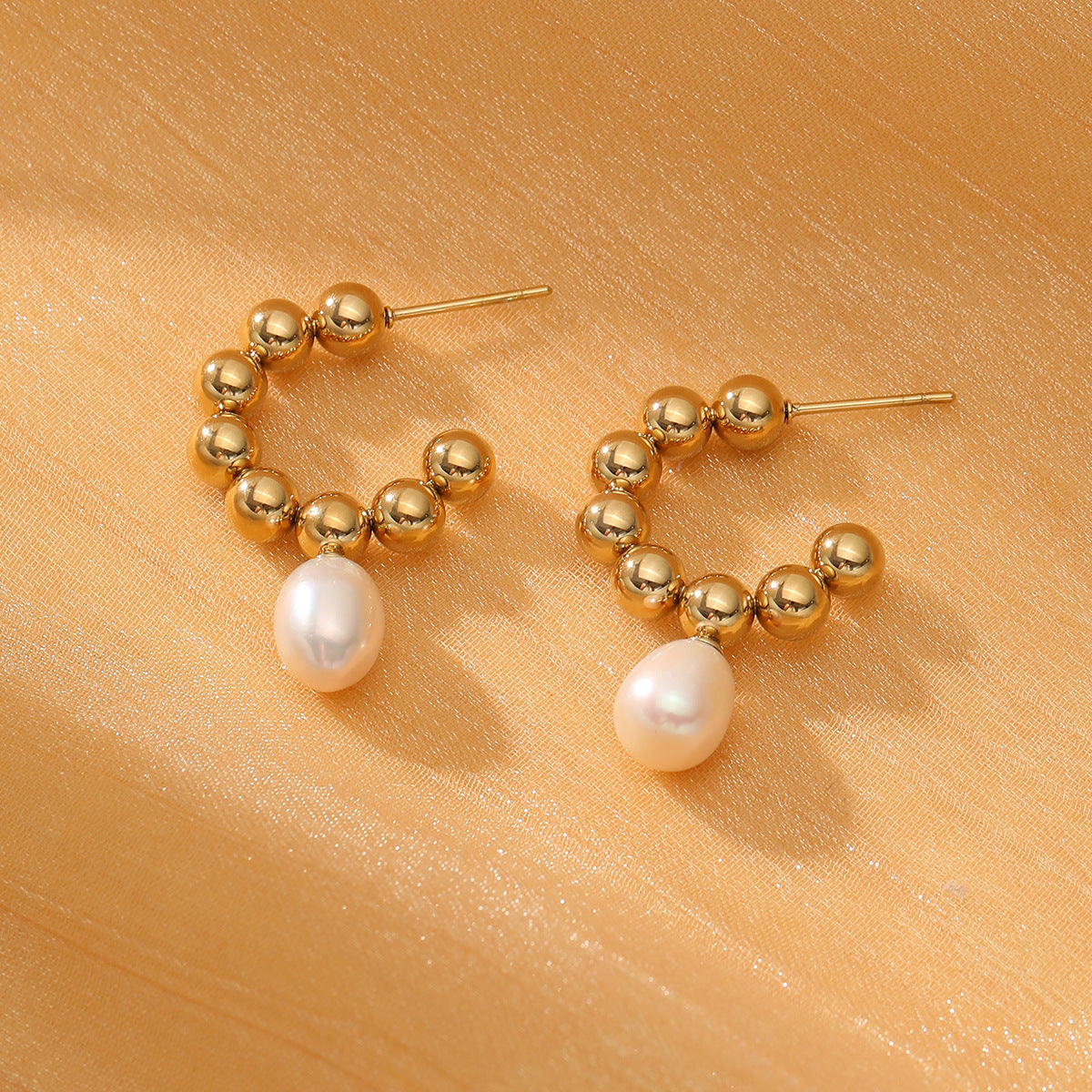 Orecchini da donna in acciaio al titanio a forma di cuore, in stile vintage, con dettagli in perle e placcatura in oro