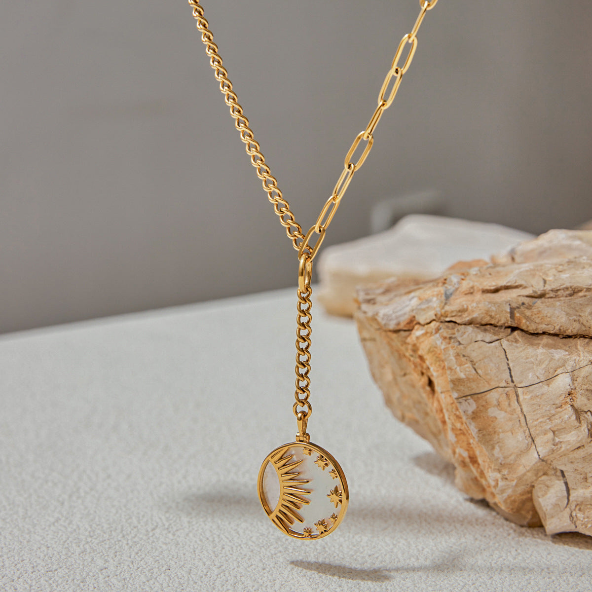 Collana Donna in Acciaio Inox con Ciondolo Sole Geometrico, Finitura Placcata, Catena Clavicola di Tendenza