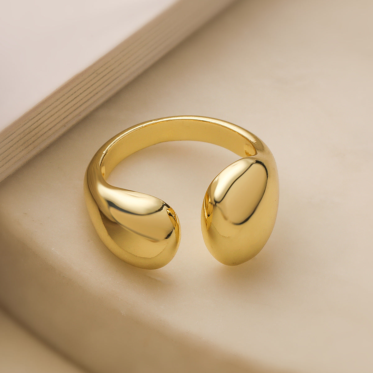Anello Aperto Geometrico Minimalista da Donna Realizzato in Ottone con Placcatura in Oro 18K Finitura Liscia Accessorio di Moda Versatile