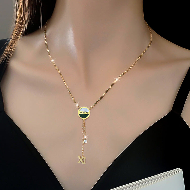 Collana Pendente Minimalista da Donna in Acciaio al Titanio con Placcatura in Oro e Design Geometrico, Catena a Medaglione a Lunghezza Regolabile