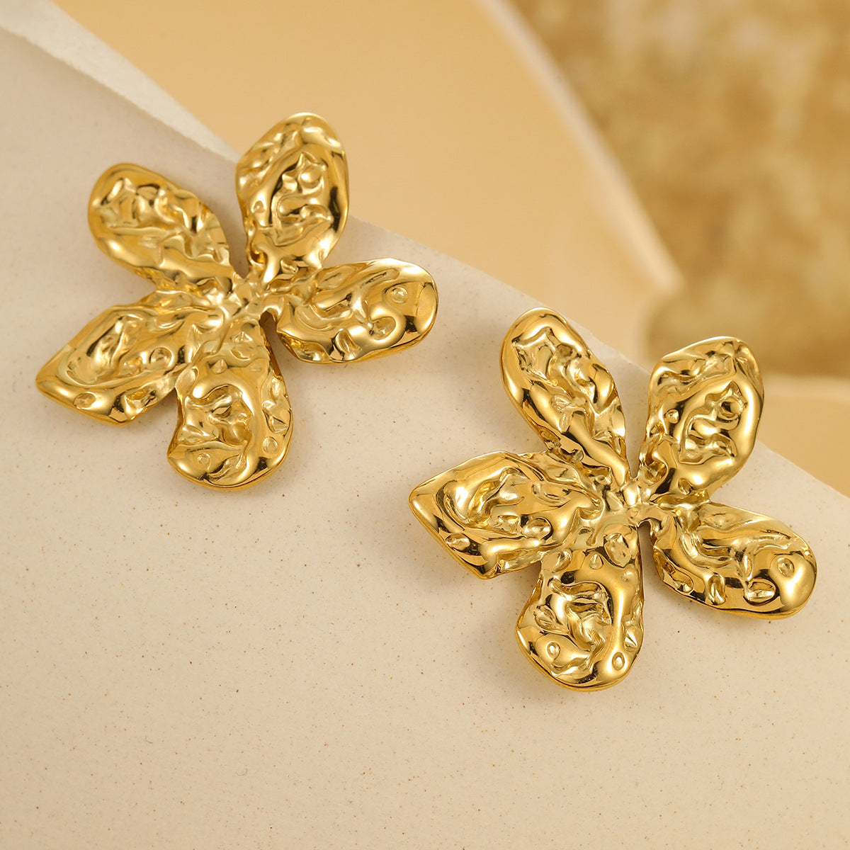 Pendientes vintage de flor de cinco pétalos en acero inoxidable con baño de oro de 18 quilates para mujer