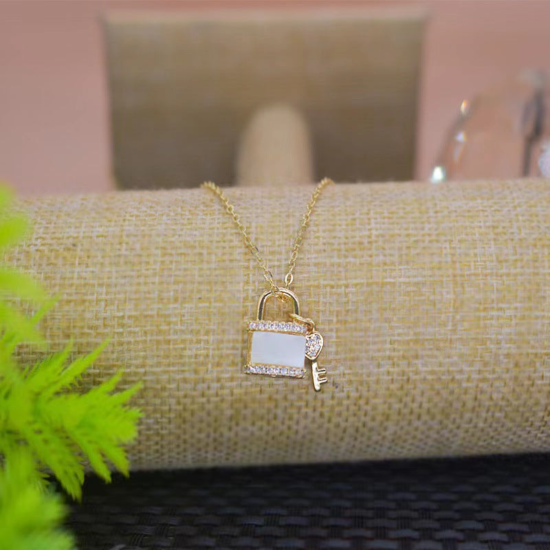Collana Minimalista da Donna in Acciaio al Titanio a Forma di Lucchetto con Finitura Placcata, Catena a O e Dettagli in Madreperla