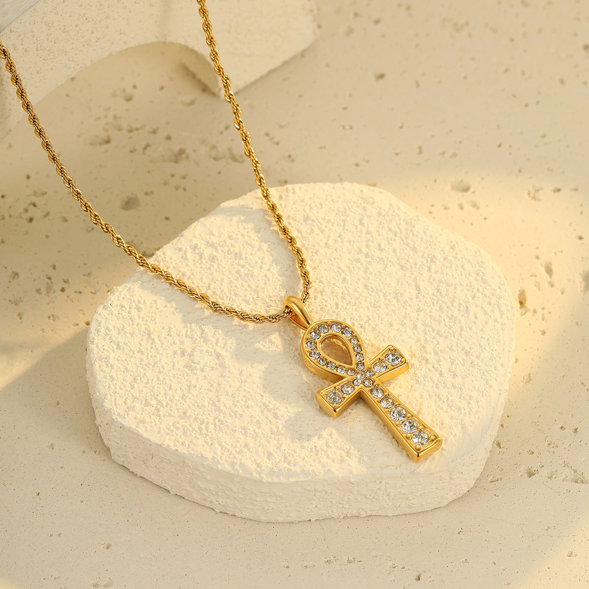 Collana con Pendente a Croce Stile Vintage in Acciaio Inox con Intarsio di Strass su Catena Standard da Donna