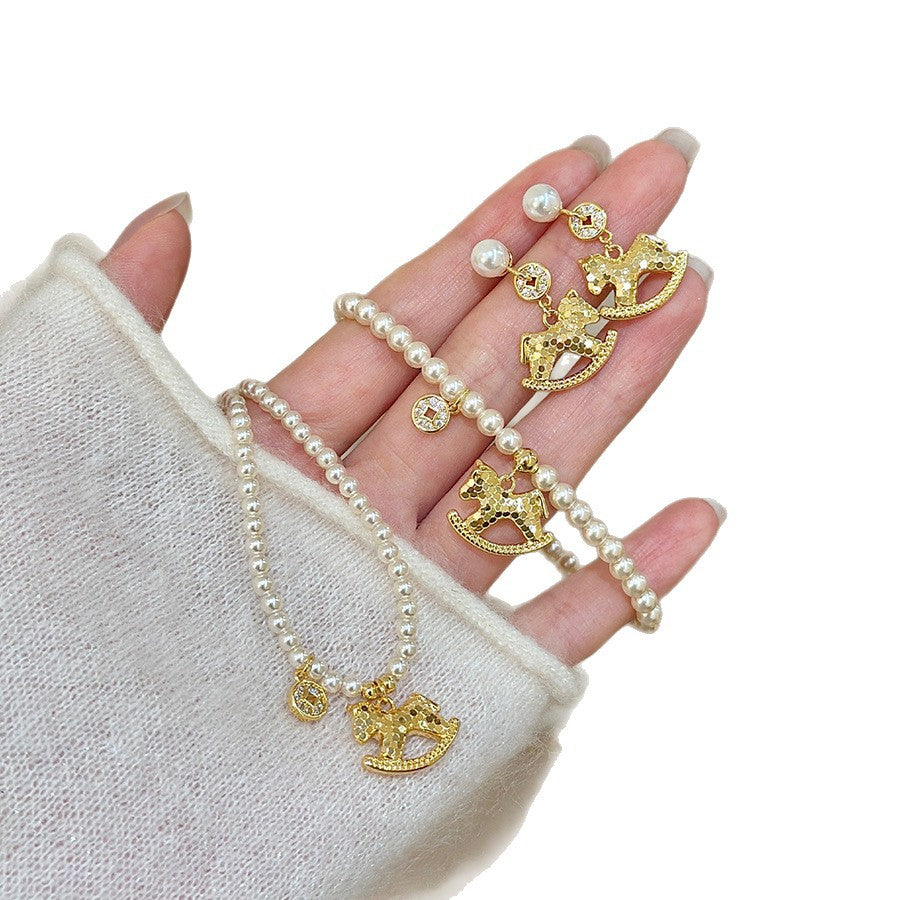 Set Collana con Ciondolo Zodiaco Cavallo in Lega Placcata Stile Lusso con Orecchini e Bracciale in Stile Perla da Donna
