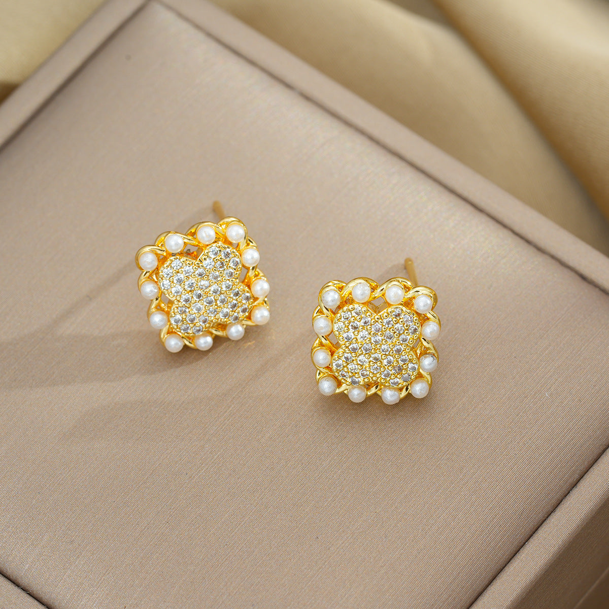 Set Collana Pendente Minimalista a Quadrifoglio Geometrico con Intarsio di Perle e Placcatura in Acciaio al Titanio da Donna