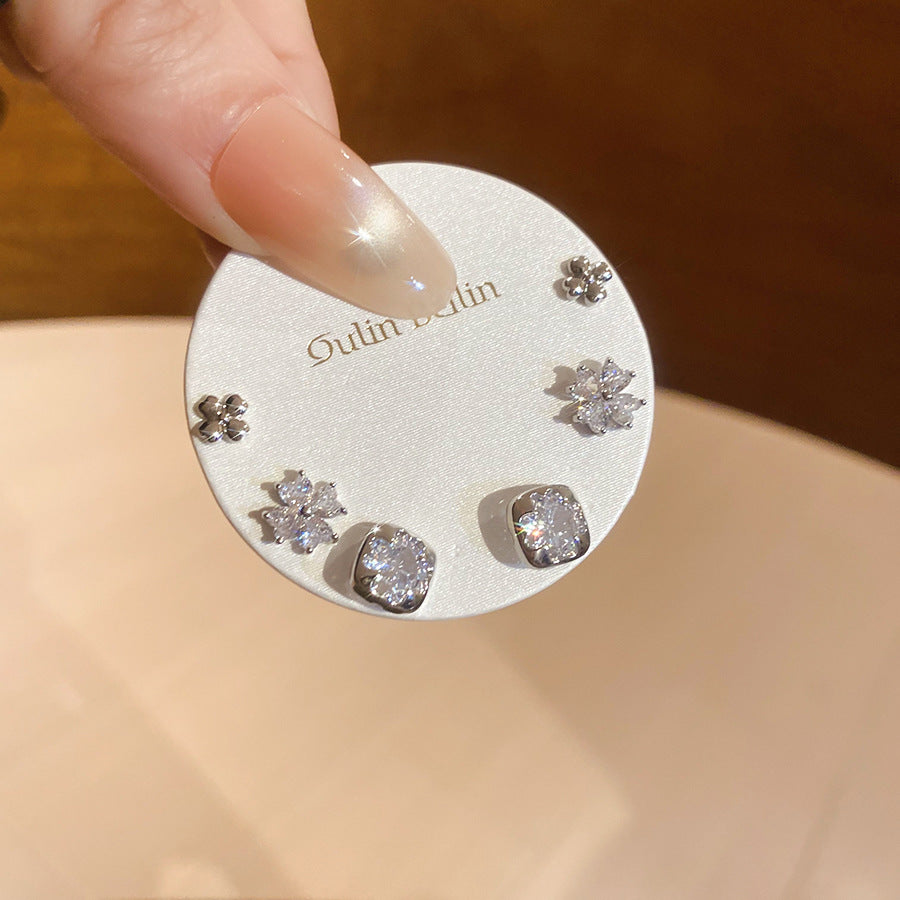 Orecchini a perno con cigno geometrico minimalista e zirconi cubici su base in rame e perni in acciaio inossidabile per donna