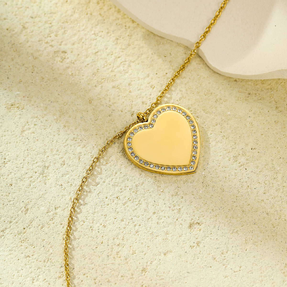 Collana da donna a cuore geometrica minimalista in acciaio inossidabile con intarsio di zirconi e placcatura in oro 18 carati