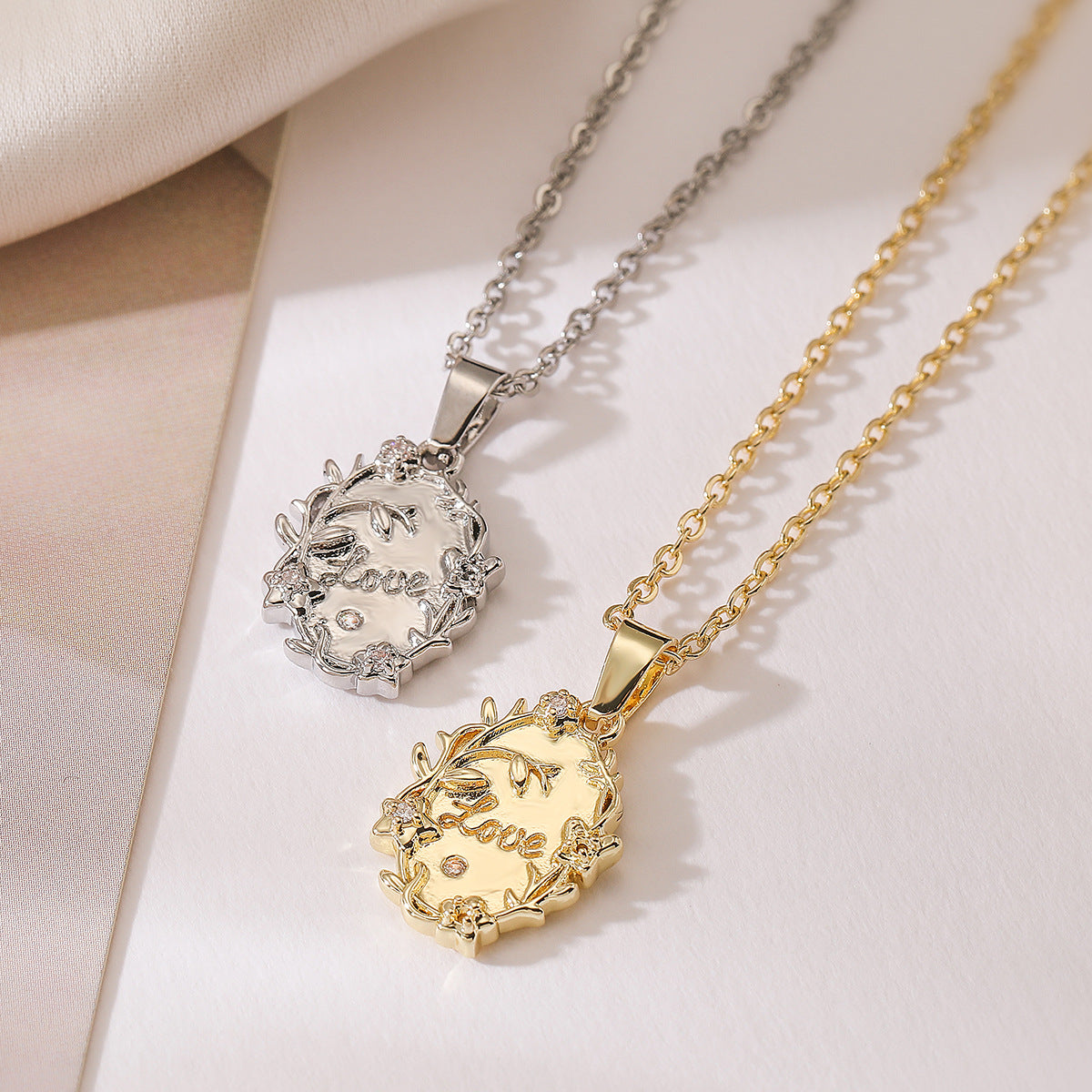 Collana Pendente LOVE Geometrica Minimalista da Donna in Rame con Placcatura in Oro Vero
