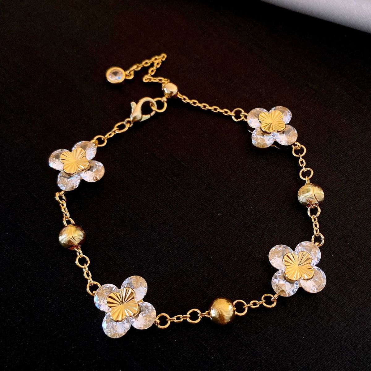 Elegante bracciale da donna regolabile in rame con zirconi a forma di fiore e stile minimalista di lusso