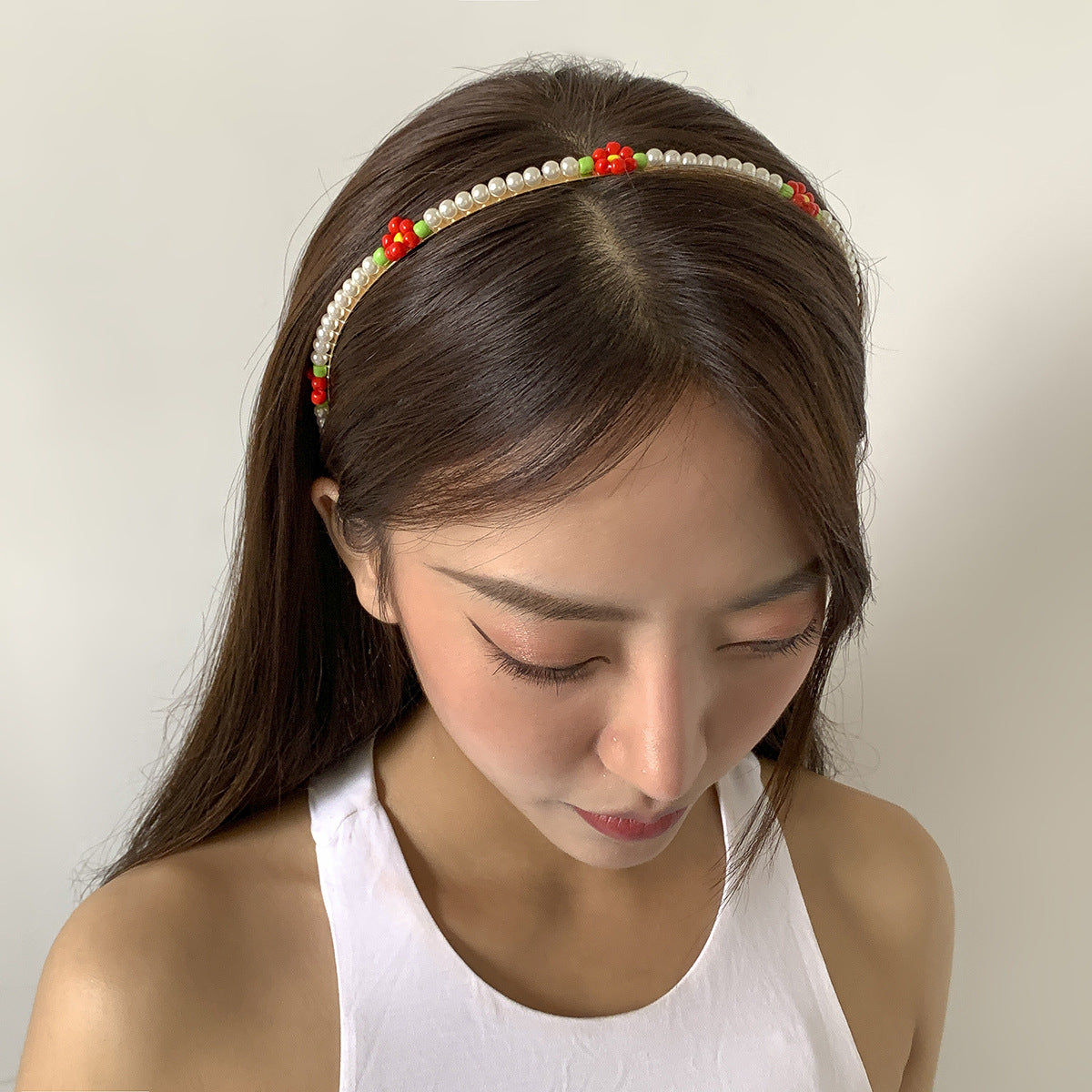 Diadema rústica de margaritas con perlas de imitación y diseño envolvente de cuentas para mujer