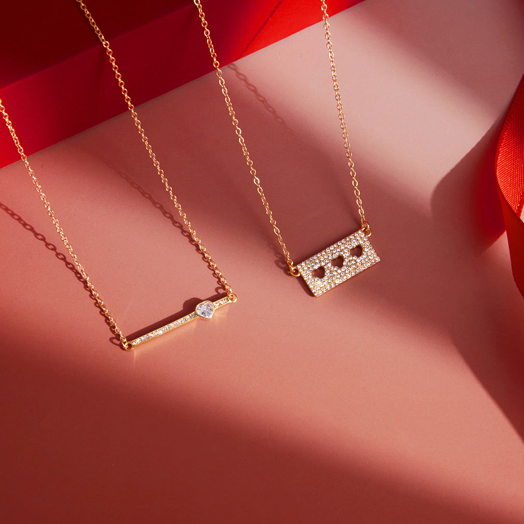 Collana Minimalista da Donna a Forma di Cuore in Acciaio Inossidabile con Placcatura in Oro PVD Sottovuoto, con Chiusura a Medaglione e Catena per la Stratificazione