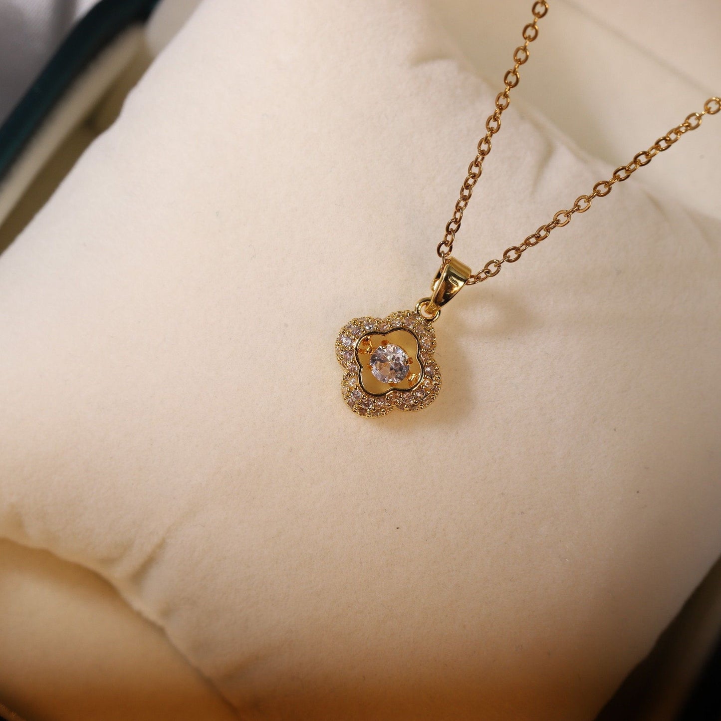 Collana con ciondolo originale a quadrifoglio per donna e uomo in acciaio al titanio placcato oro su catena a O