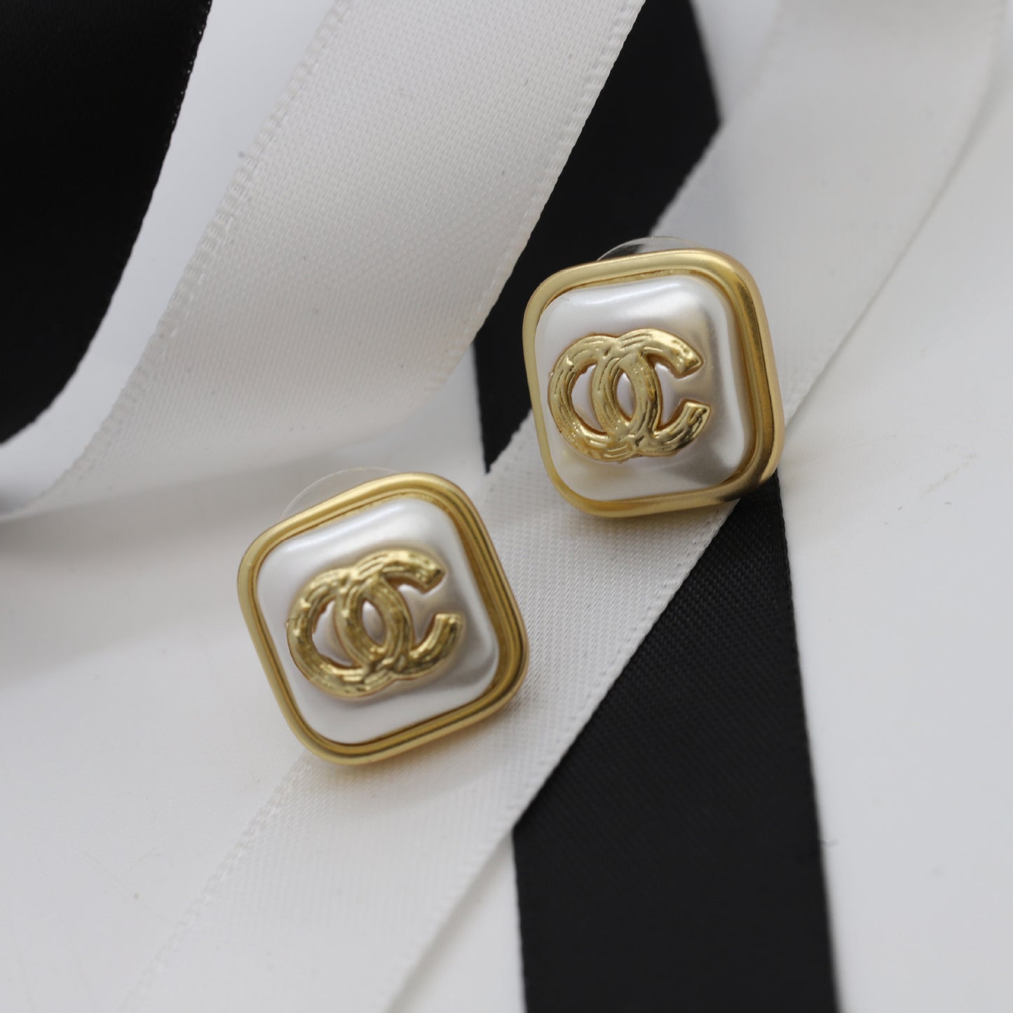 Orecchini a perno eleganti in ottone a forma di lettera geometrica con perni in argento sterling 925