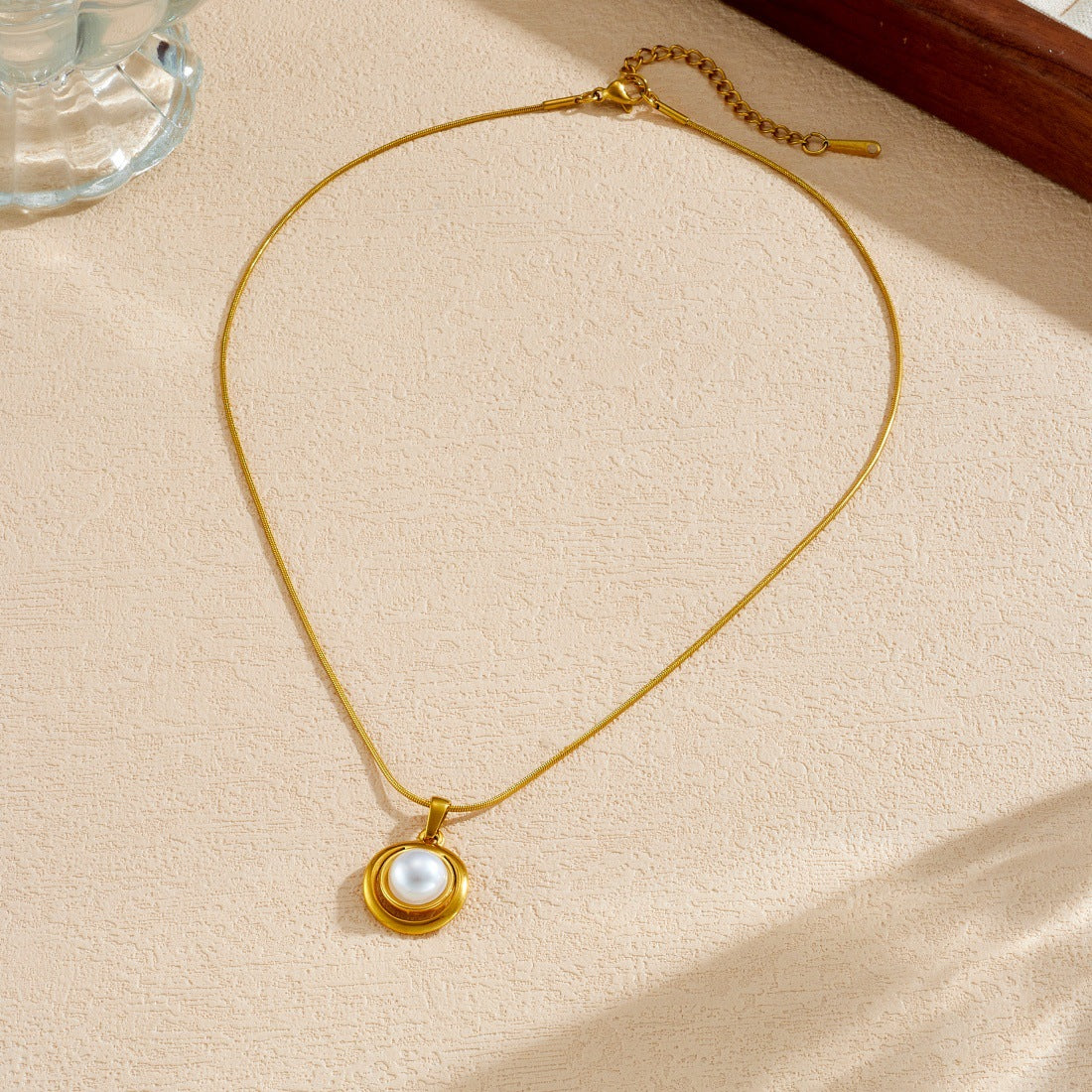 Vintage Casual Geometric Round Gold Plated Stainless Steel Pearl Necklace with Snake Chain for Women