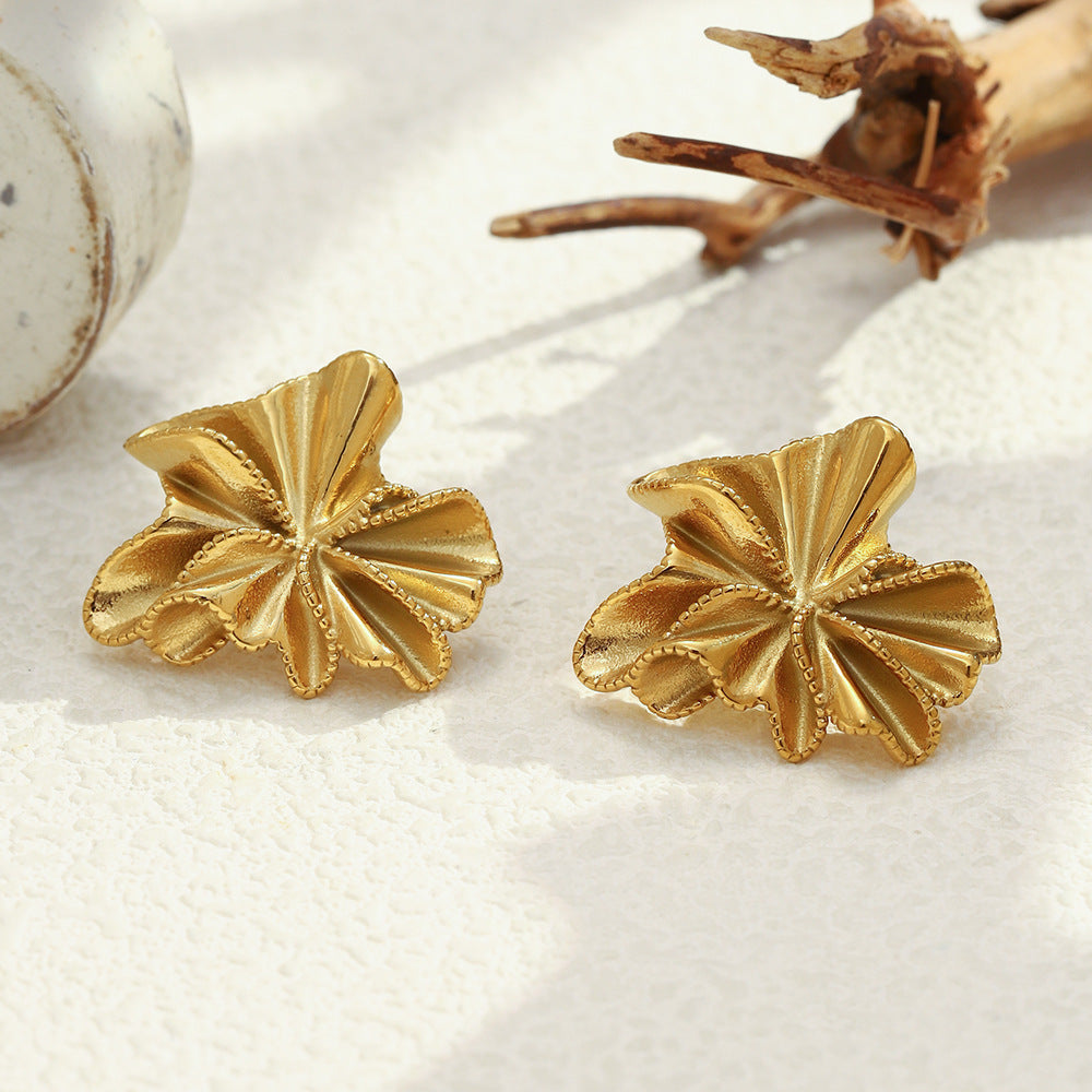 Orecchini floreali minimalisti in acciaio inossidabile con placcatura in oro 18 carati e design a petalo testurizzato da donna