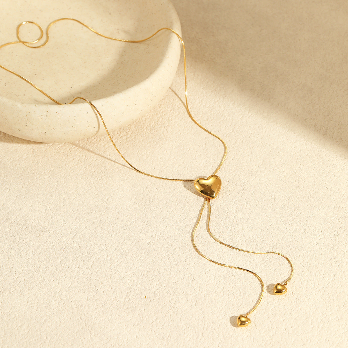 Collana da donna con ciondolo a cuore minimalista in acciaio inossidabile e catena regolabile