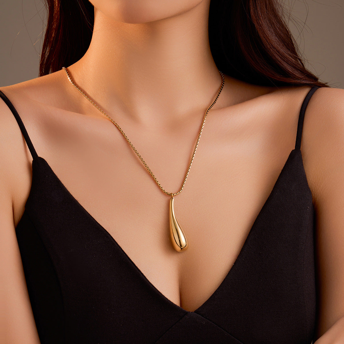 Collar con Colgante Hueco en Forma de Lágrima Pulido de Acero Inoxidable de Gran Tamaño Estilo Vintage para Mujer con Acabado Chapado en Oro de 18K