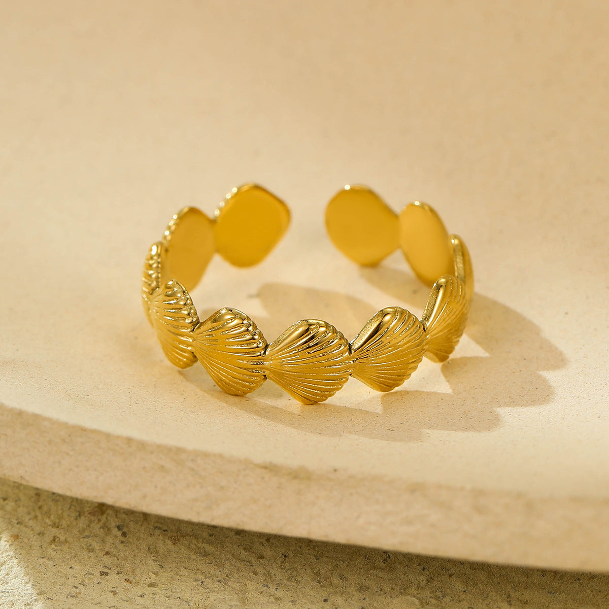 Anillo abierto para mujer de acero de titanio con baño de oro de 18 quilates, con forma de abanico y concha, estilo lujo minimalista
