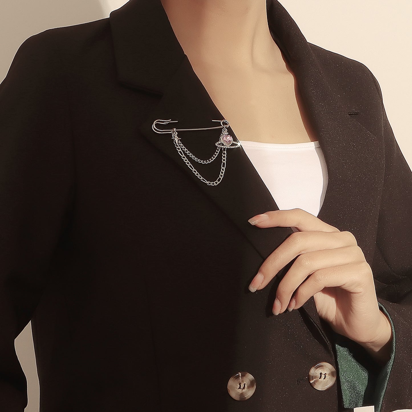 Minimalist Geometric Alloy Lapel Pin with Plated Finish for Women — Heart-Shaped Fashion Commuter Accessory