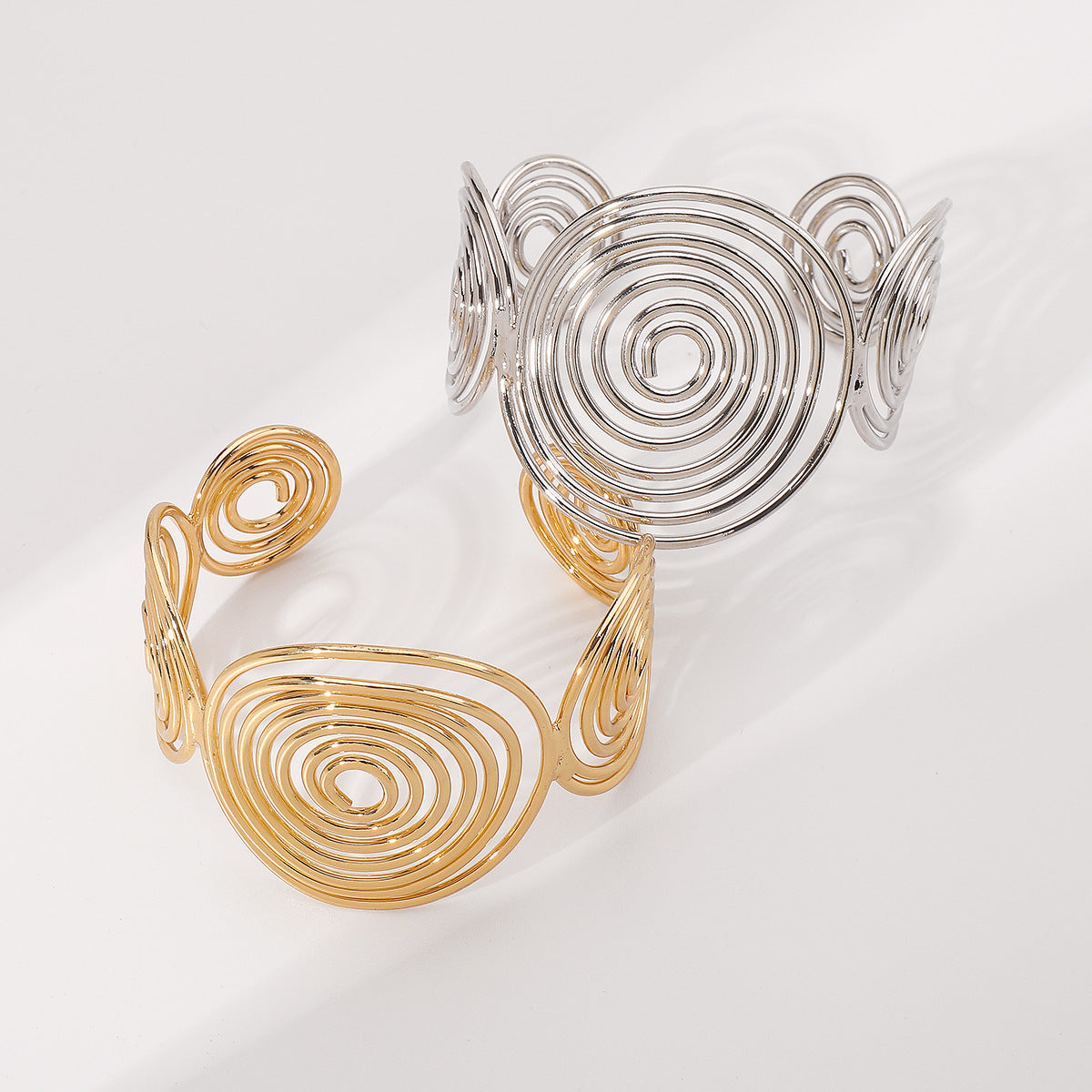 Bracciale a spirale geometrica in ferro con finitura galvanica per donna