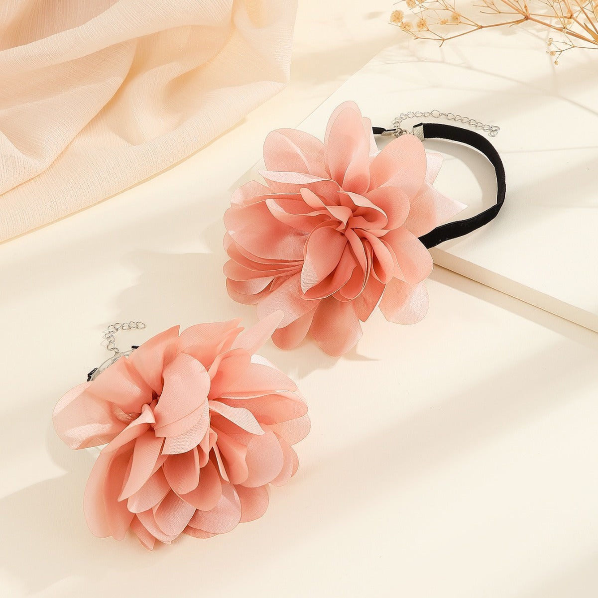 Collana da donna con rose floreali e geometriche in tessuto fatte a mano con delicati dettagli di petali, catena a medaglione in stile fresco e dolce