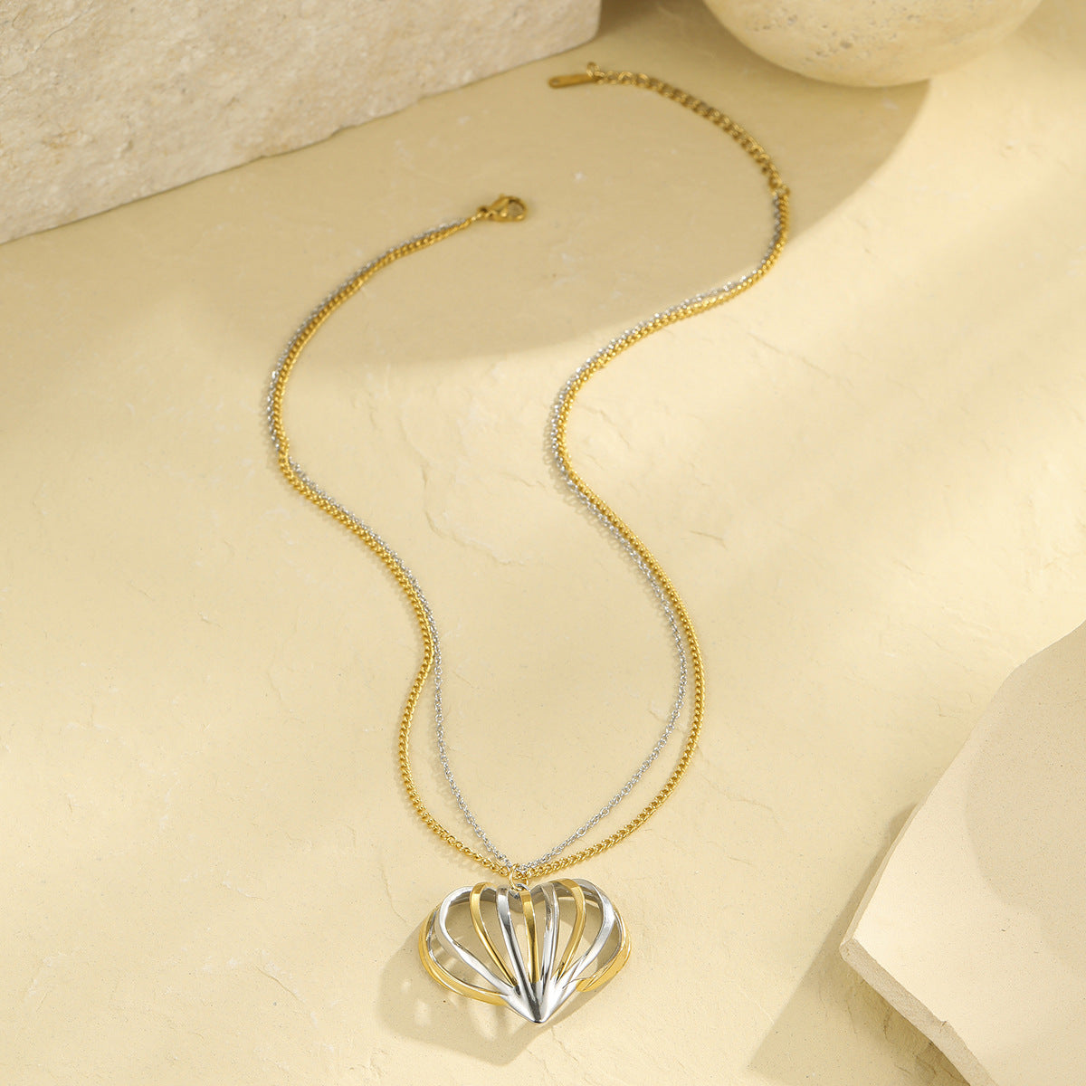 Collana con ciondolo a forma di cuore in acciaio inossidabile placcato oro per donna alla moda