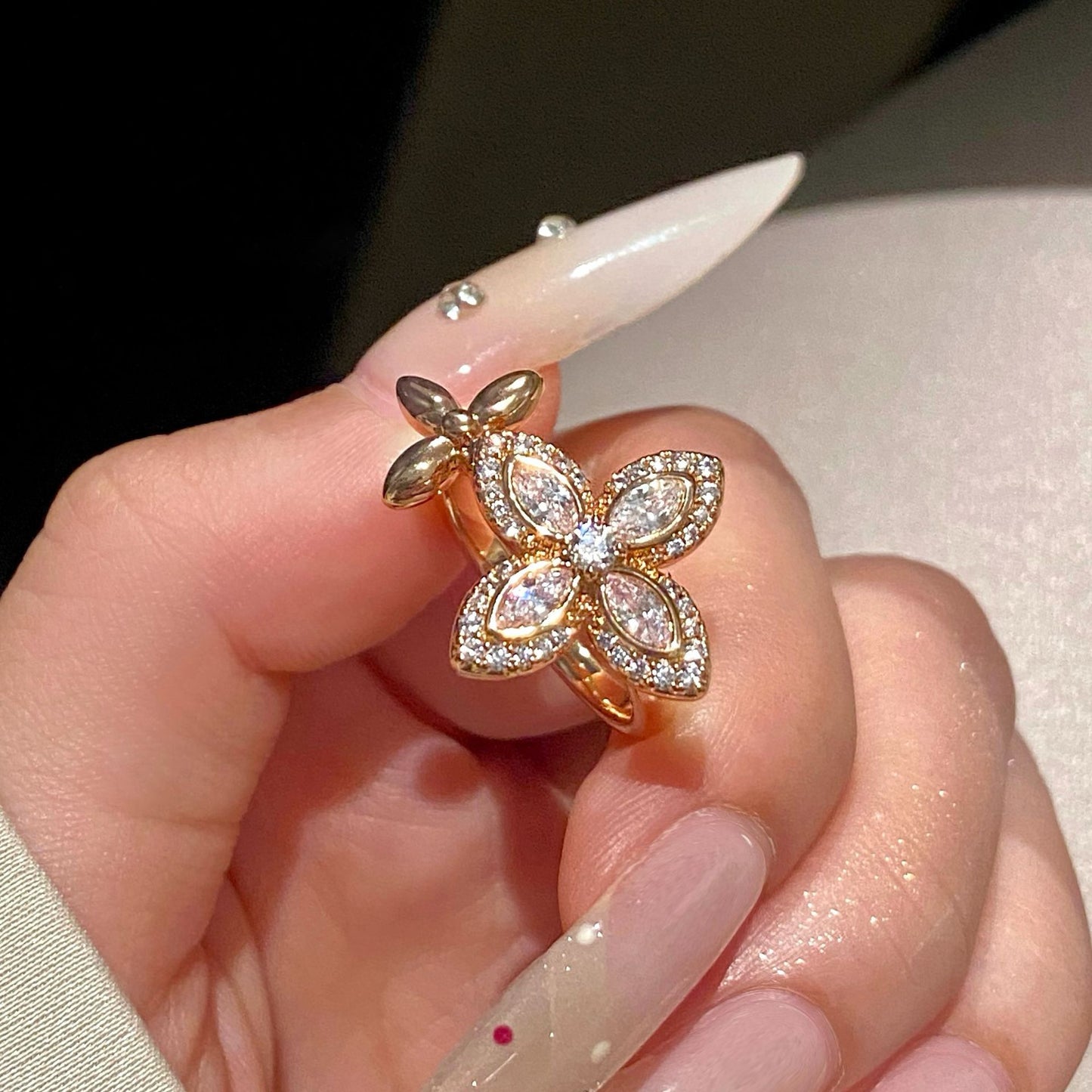 Elegante Anillo Abierto Floral de Estilo Francés para Mujer Hecho de Cobre con Incrustaciones de Circonitas, Anillo de Moda de Lujo Minimalista para el Dedo Índice