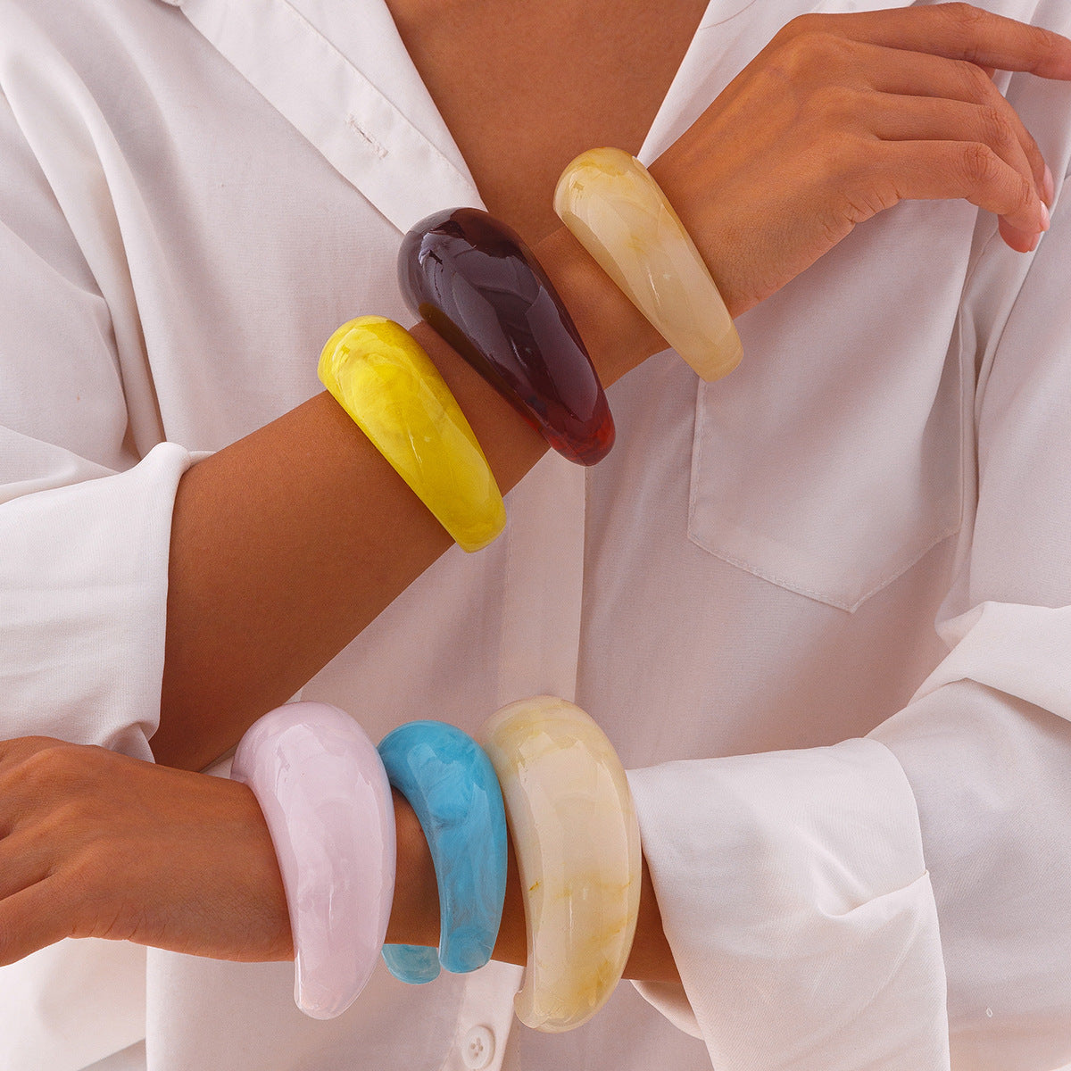 Pulsera geométrica de acrílico asimétrica atrevida con acabado pulido para mujer