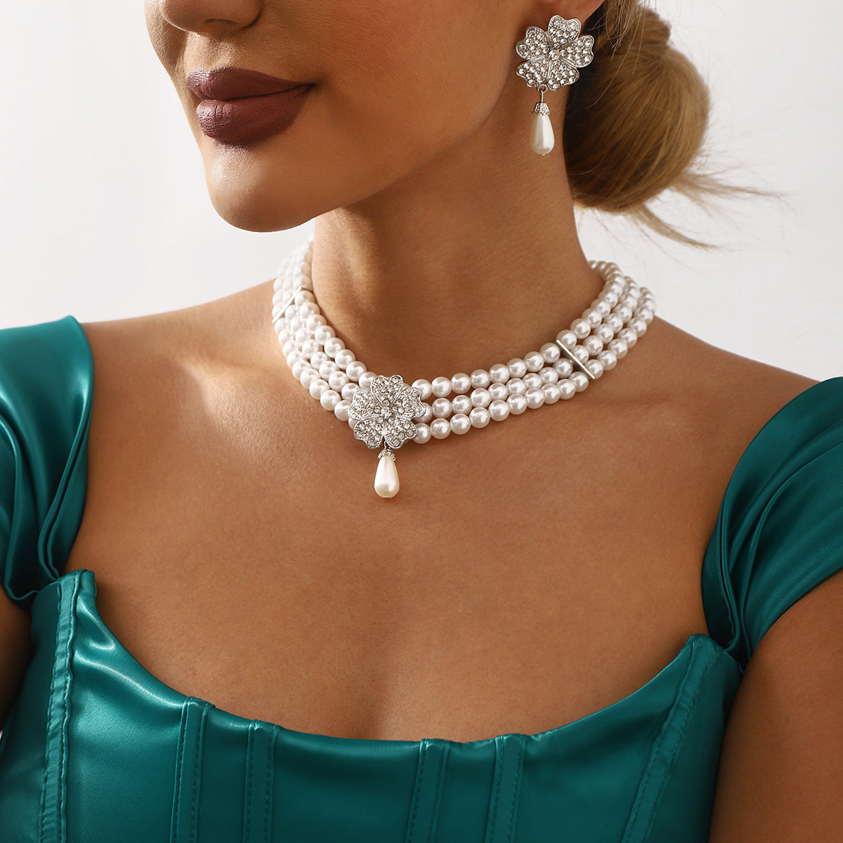 Elegante conjunto de collar con dije floral, perlas de imitación blancas y diamantes de imitación de cristal sobre aleación chapada en oro para mujer