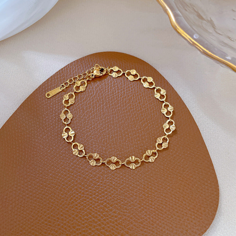 Vintage Korean Laser Water Wave Oval Pig Nose O-Chain Bracelet for Women and Men Titanium Steel Plated Gold