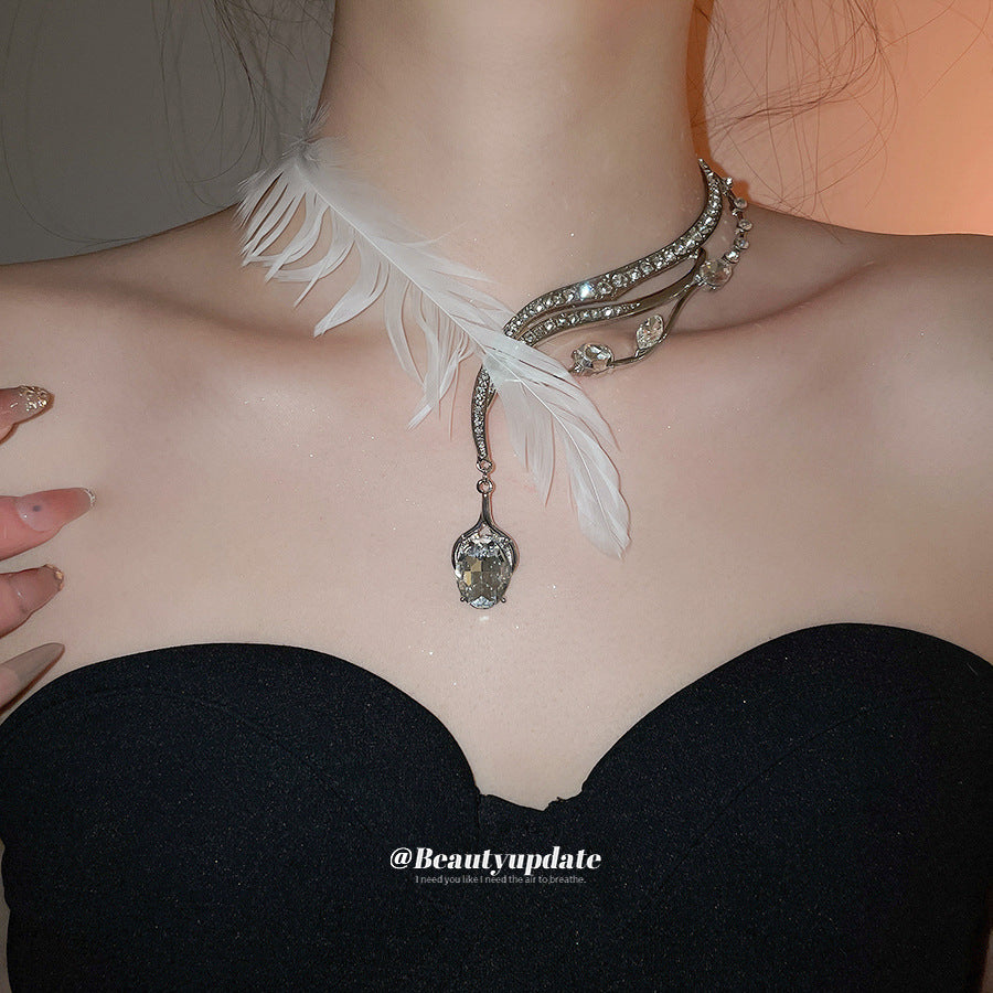 Collana con ciondolo a piuma asimmetrica elegante da donna con intarsio in strass in lega, catena con medaglione dal design geometrico, stile minimalista e old money