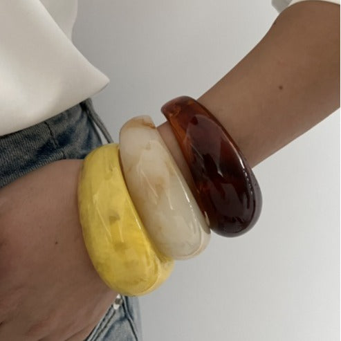 Bracciale Irregolare Geometrico Acrilico a Goccia con Superficie Testurizzata Astratta Multicolore